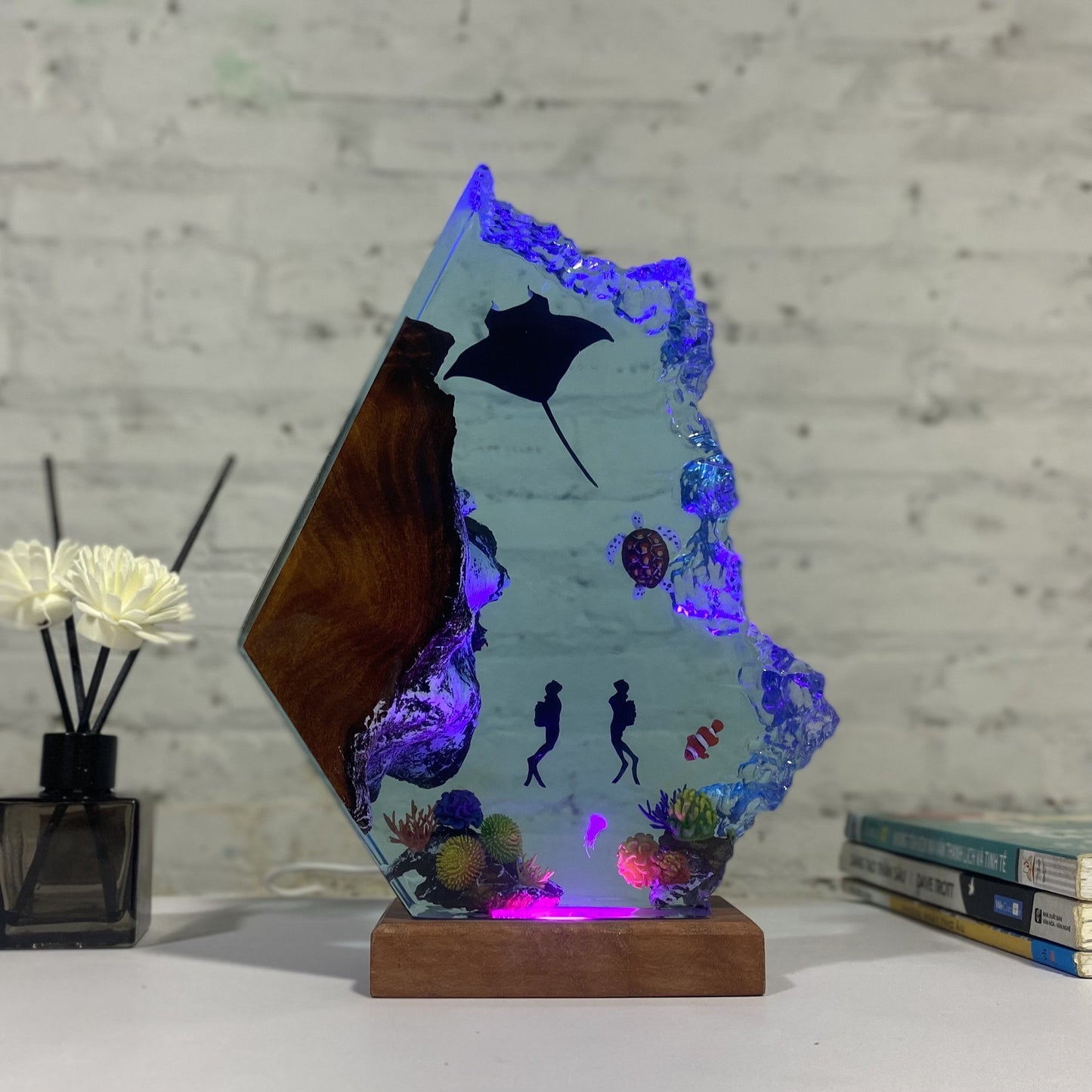 Manta Ray and Couple Divers Night Light